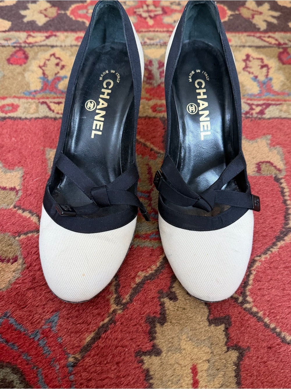 Chanel vintage interlocking CC logo pumps. Size 37.